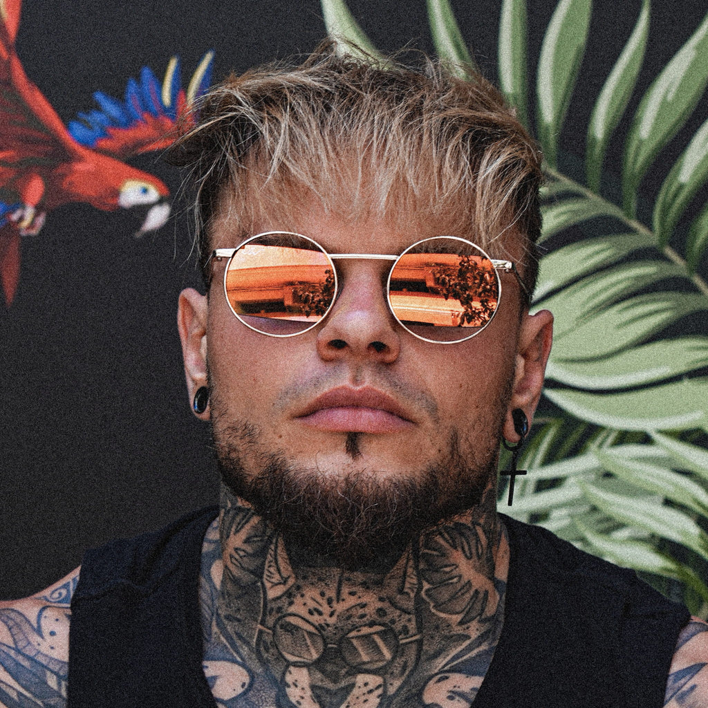 Matt z Fit Lovers w złotych okularach przeciwsłonecznych Gold Fire z lustrzanymi szkłami, stylizacja streetwear.
