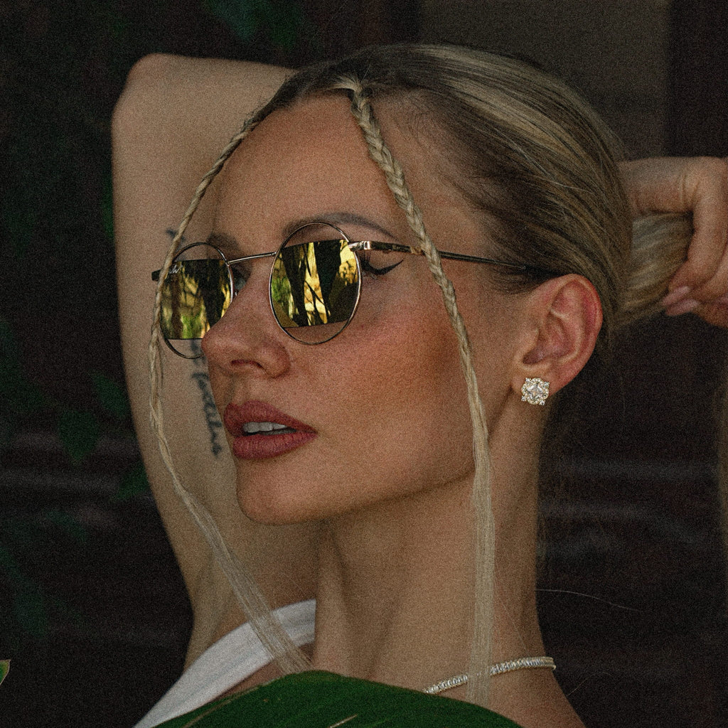 Pamela z Fit Lovers w złotych, okrągłych okularach przeciwsłonecznych Gold Fire, stylizacja modowa.