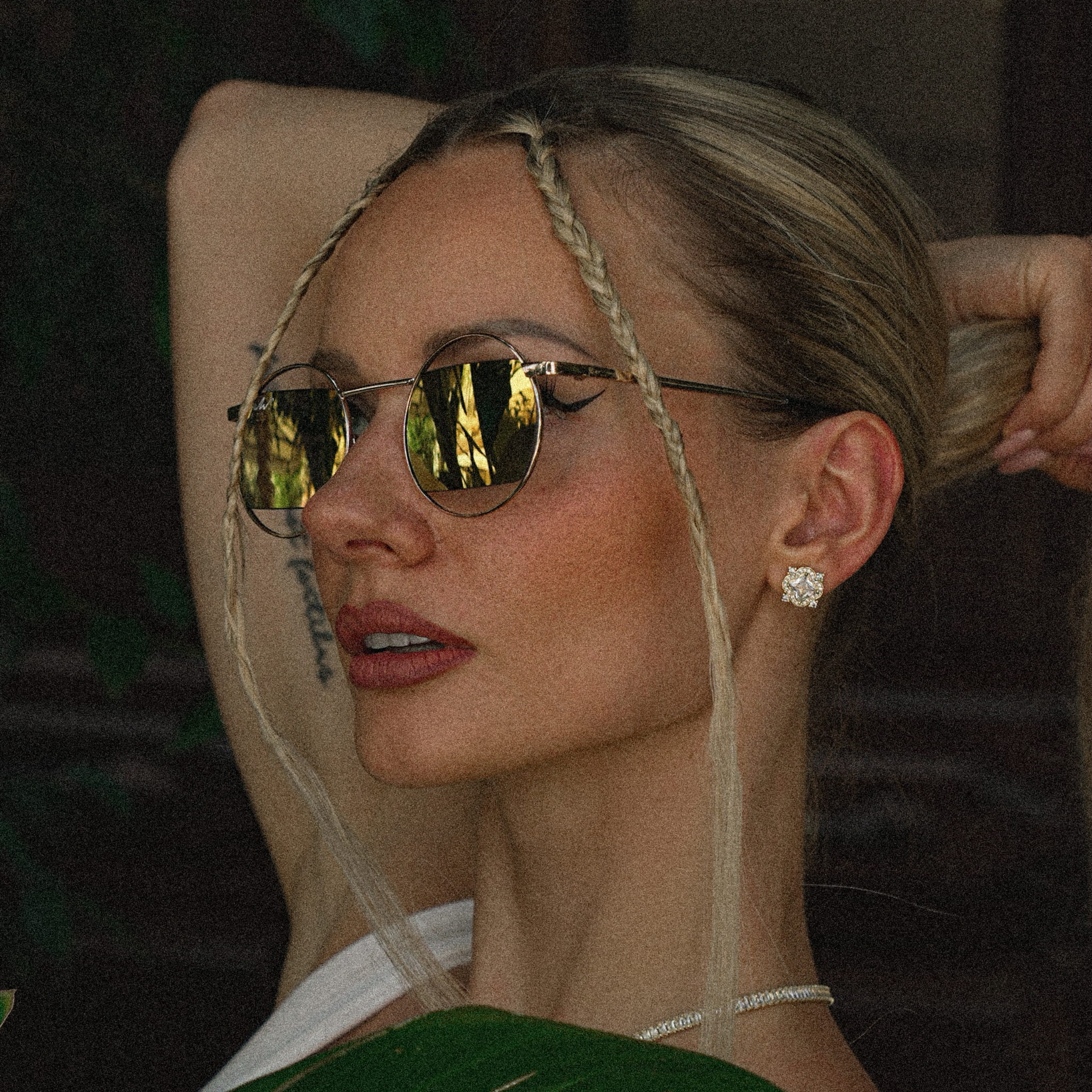 Pamela z Fit Lovers w złotych, okrągłych okularach przeciwsłonecznych Gold Fire, stylizacja modowa.